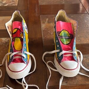 Converse Allstar high top, Chuck Taylor sneakers! Vintage and super funky!